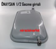 Bosch kombi genleşme tank .( 93180006320 ) Dikdörtgen 5 Lt Su giriş 1/2 uzun Geçme borulu  üsten bağlantı saclı . sibop üste . Ebad Ö.(44x25x7,5cm) Önaysan RFC0500 .