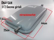 Bosch kombi genleşme tank .( 93180006320 ) Dikdörtgen 5 Lt Su giriş 1/2 uzun Geçme borulu  üsten bağlantı saclı . sibop üste . Ebad Ö.(44x25x7,5cm) Önaysan RFC0500 .